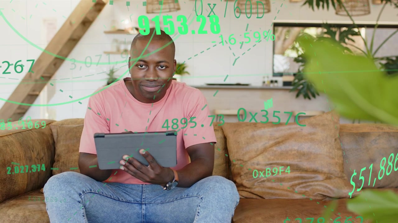 Uomo su un divano color cuoio che tocca un tablet, controlla gli investimenti, con grafici verdi che si animano, oscurando il tablet