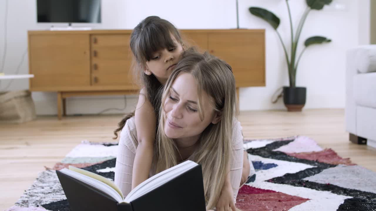 madre disfrutando del tiempo libre con su hija