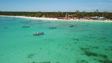 Barcos-De-Pesca-Caribeños-Relajándose-En-Aguas-Turquesas-Tranquilas