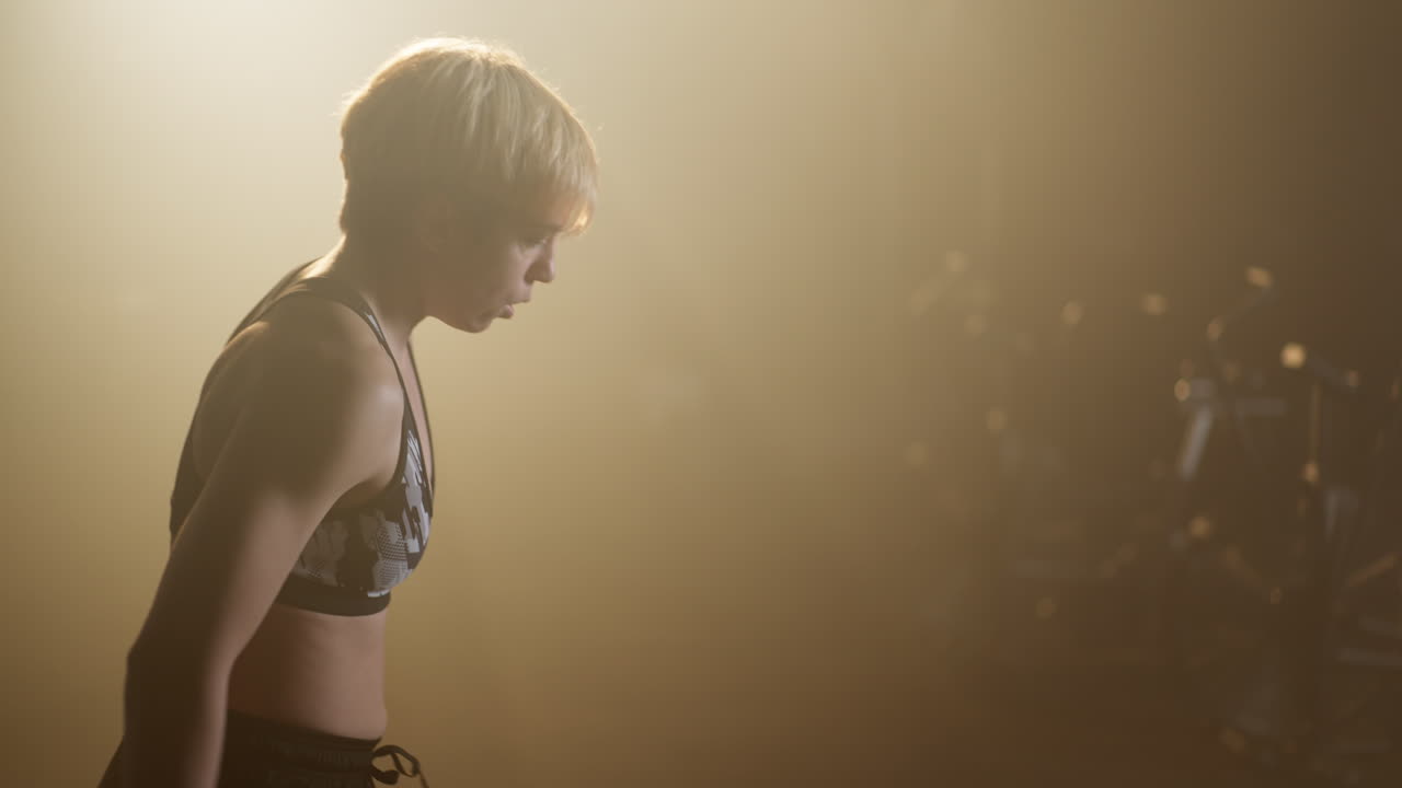 женщина отдыхает после тренировки