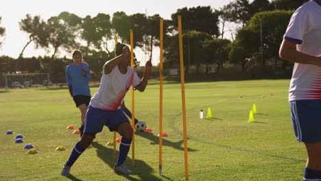 jugadoras de fútbol haciendo ejercicios con equipos. 4k