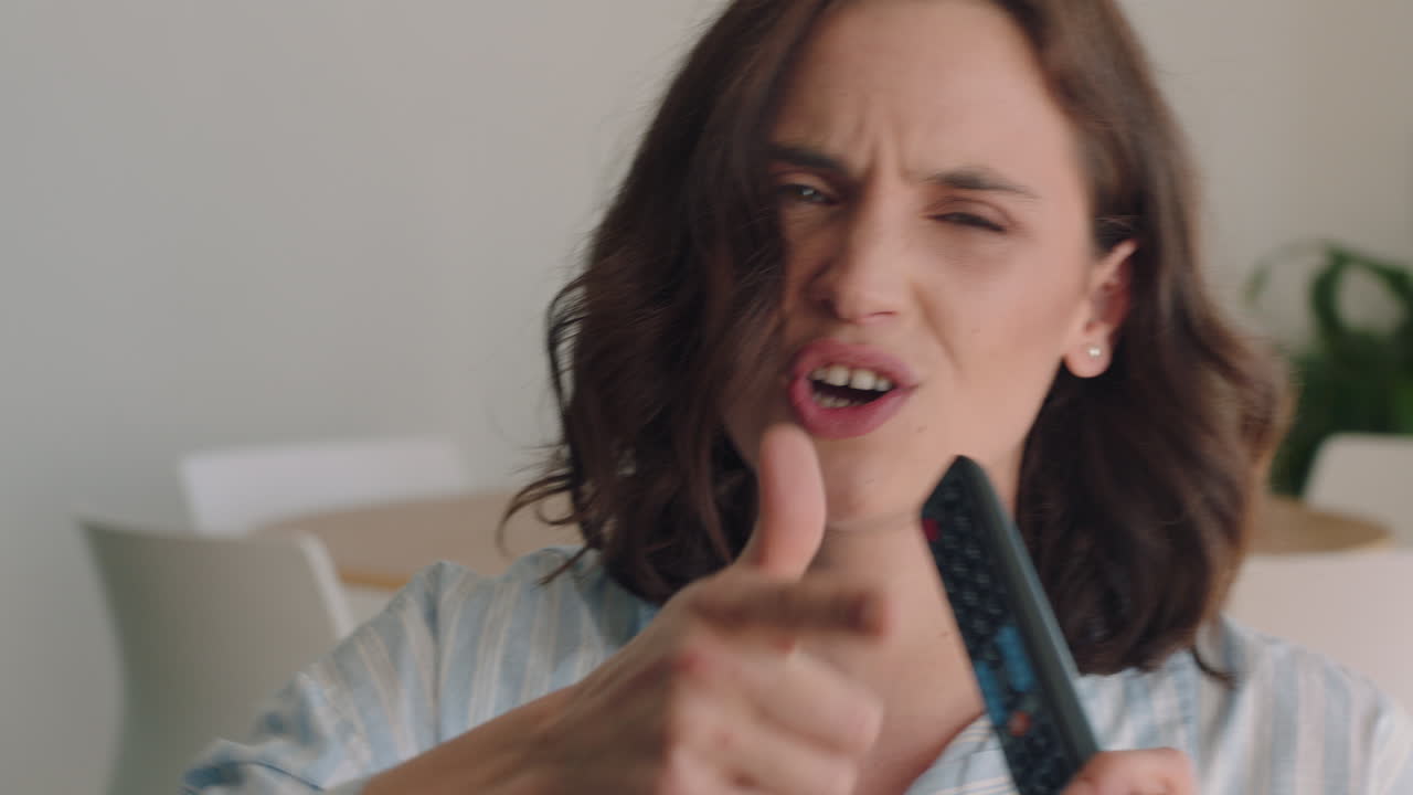 mujer feliz cantando en casa divirtiéndose celebrando un estilo de vida exitoso bailando disfrutando de la música karaoke entretenimiento