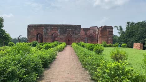 Tiro-Inclinado-Hacia-Arriba-Del-Antiguo-Muro-En-Ruinas-De-Un-Fuerte-Ubicado-En-Dhanbad,-Jharkhand-En-India-Durante-El-Día