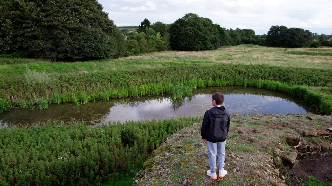 imágenes aéreas de un niño mirando los restos del castillo de bolingbroke