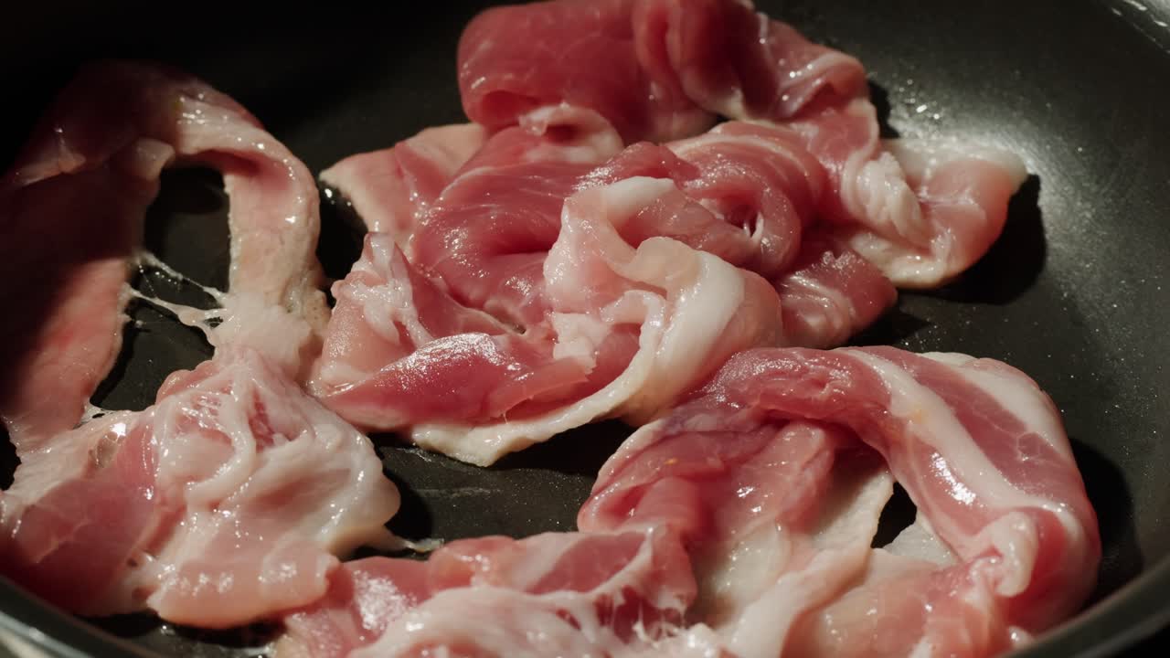 팬에 베이컨을 기