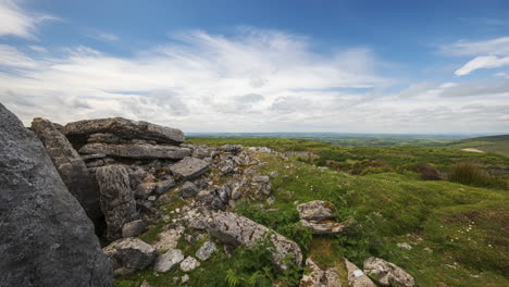 lapso de tiempo del paisaje rural y remoto de hierba, árboles y rocas durante el día en las colinas de carrowkeel en el condado de sligo, irlanda