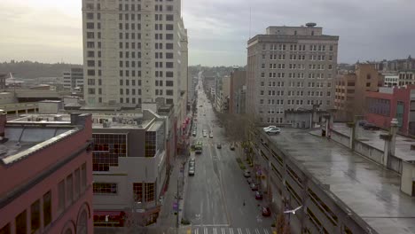 Drone-Volando-Sobre-La-Calle-En-Pacific-Ave