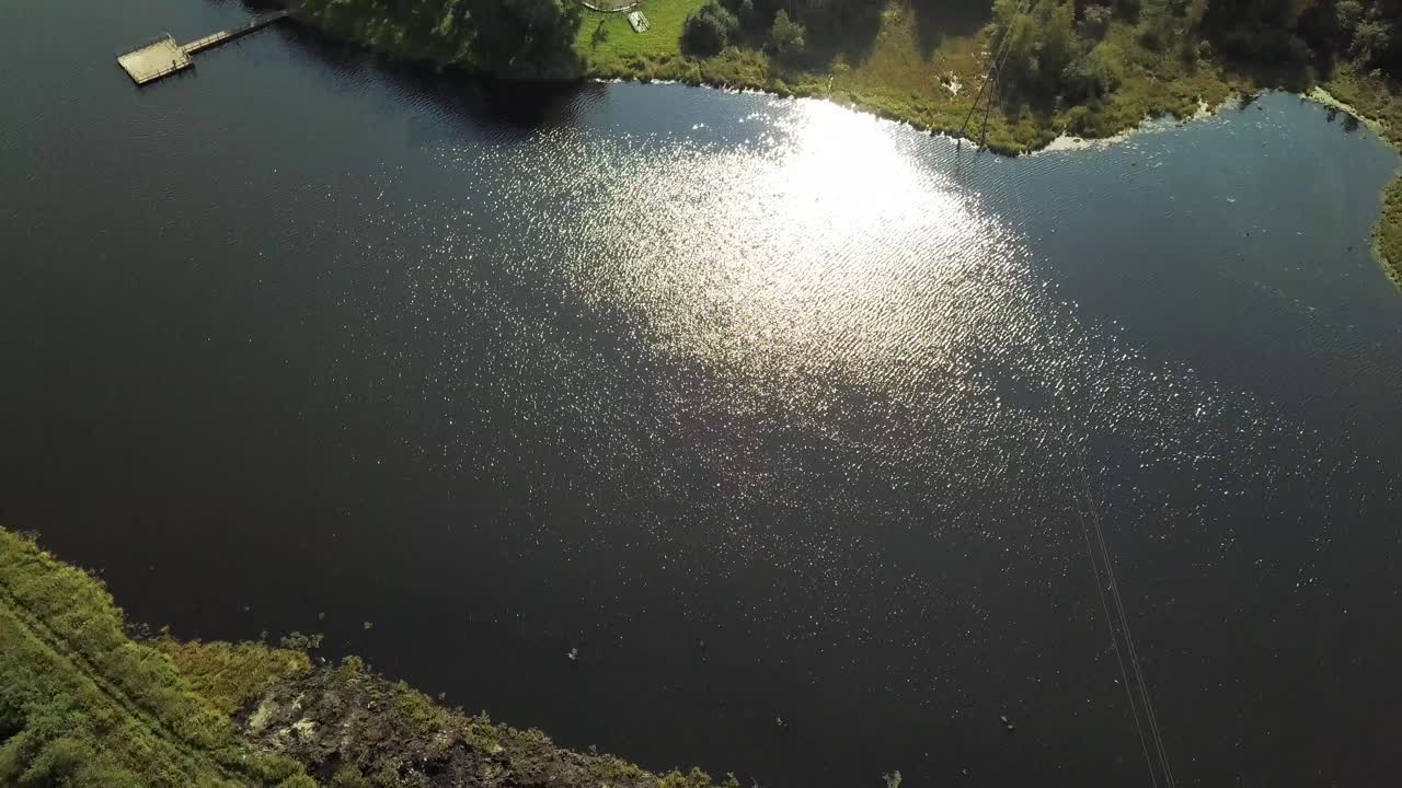 빛 을 반사 하는 조용 한 호수 의 공중 풍경