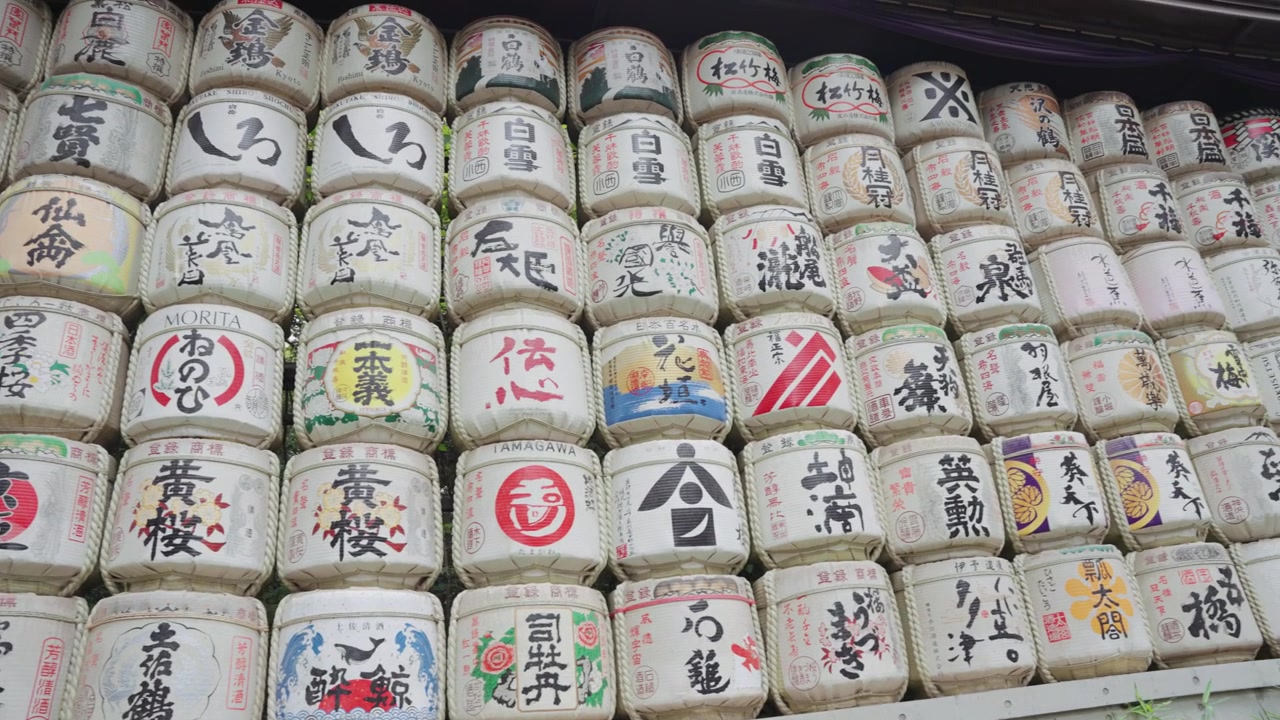 Video gerak lambat gentong sake berwarna-warni di Kuil Meiji Jingu pada siang hari di Taman Yoyogi, Tokyo