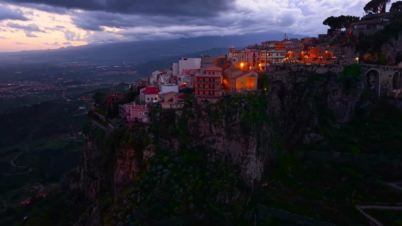 Il paese di Castelmola al crepuscolo con cielo spettacolare, atmosfera tranquilla, Sicilia