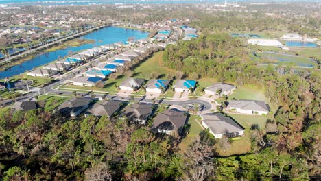 video de dron de 4k de casas con techos de lona dañados por el huracán en englewood, florida - 05
