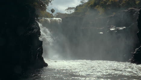 Escena-De-La-Naturaleza-Con-Cascada