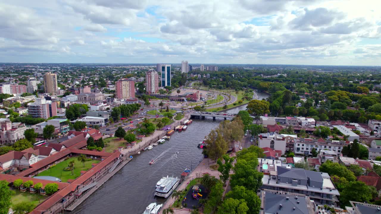 vista aerea dolly en la ciudad de tigre, rio tigre
