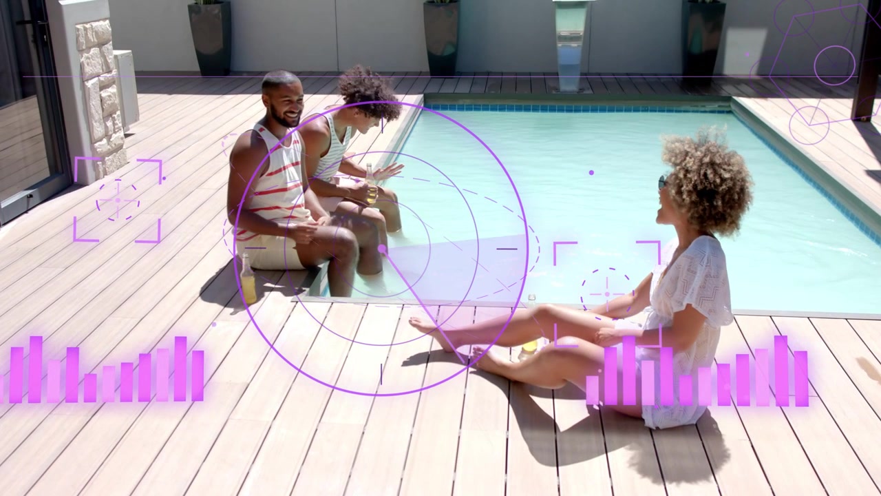 Homem tocando no telefone e compartilhando conteúdo de tecnologia, ativando um HUD roxo perto da piscina, atraindo o olhar dos amigos.