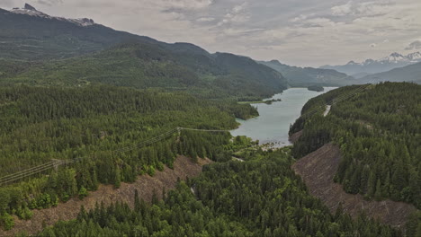 brandywine falls bc canada aerial v1 drone flyover parque provincial capturando la belleza prístina del lago daisy rodeado de montañas y bosques de coníferas - filmado con mavic 3 pro cine - julio 2023