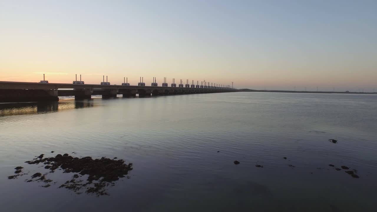 antena: la barrera contra marejadas ciclónicas de oosterschelde y aerogeneradores en los países bajos