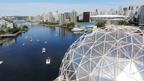 Segelboote-Schwimmen-Im-False-Creek-Mit-Dem-Stadtbild-Von-Yaletown-Und-Downtown-Vancouver-Aus-Science-World-In-Kanada