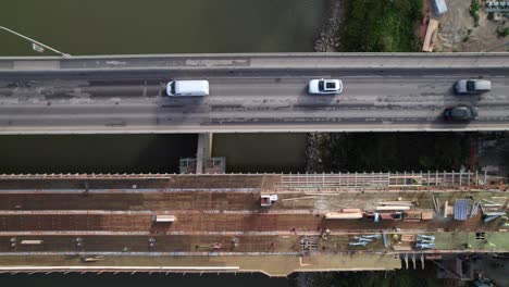 Belebte-Baustelle-Auf-Brücke,-Städtische-Infrastruktur,-4k