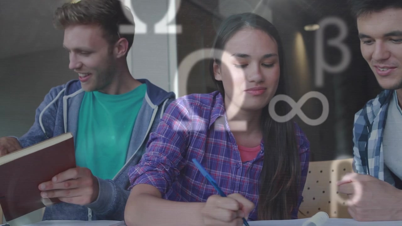Animación de símbolos matemáticos sobre adolescentes caucásicos felices aprendiendo en la escuela