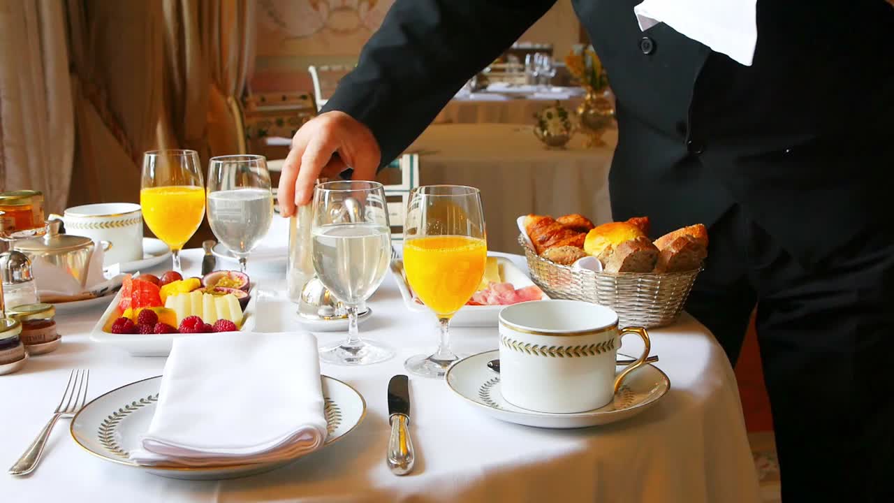 아침 식탁을 준비하는 웨이터