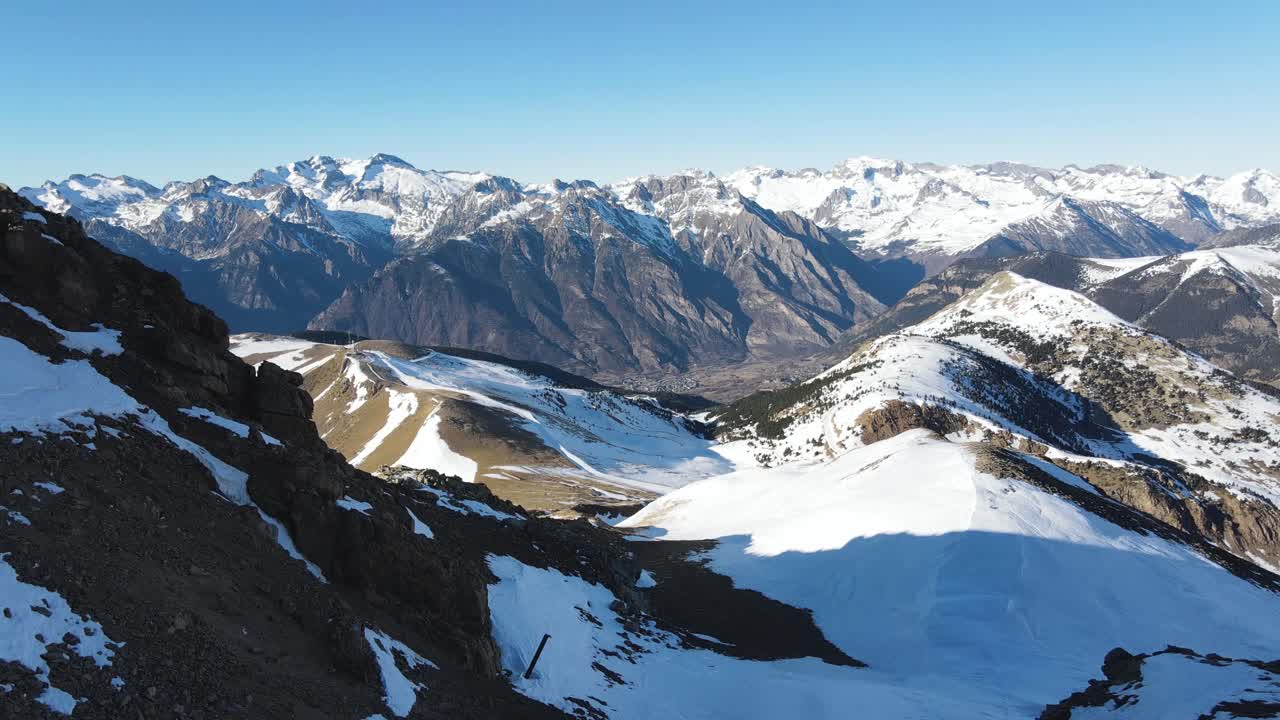 vista aérea del paisaje montañoso cubierto de nieve en los pirineos