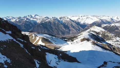 Luftaufnahme-Der-Schneebedeckten-Berglandschaft-In-Den-Pyrenäen