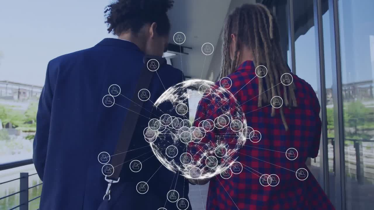 animación de la red de conexiones con el globo y los iconos sobre el hombre utilizando la tableta