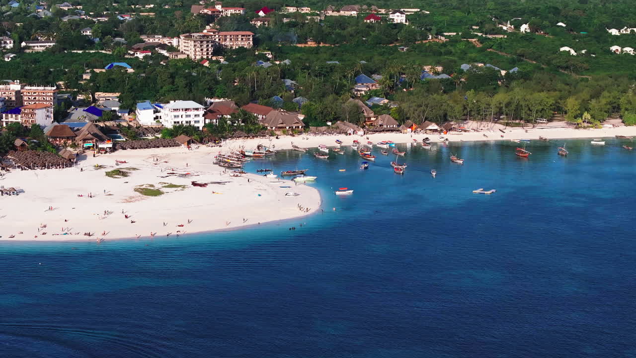 저녁에 켄드와 모래 해변의 공중 풍경 30fps로 촬영