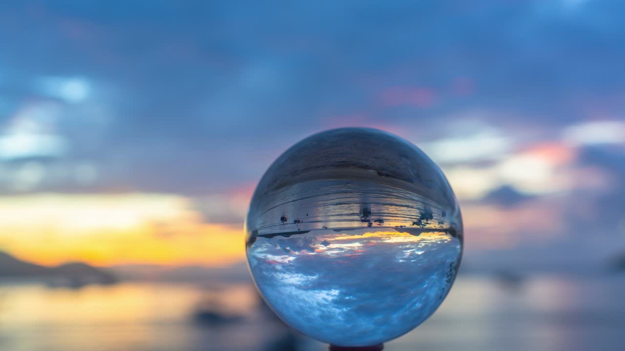 크리스탈 공 안의 아름다운 해가 뜨는 것