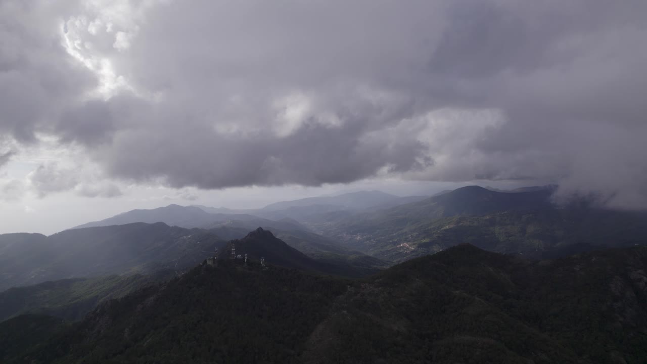 fascinante disparo de video volando sobre el área del paso de bracco con un pararrayos en el centro de la imagen