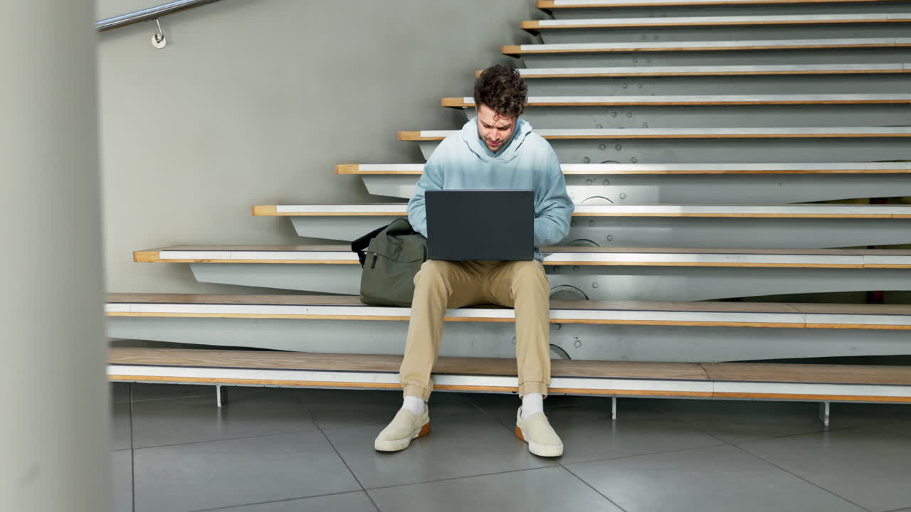 computadora portátil, tarea y estudiante en una escalera