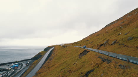 Escapada-De-Viaje-En-Coche:-Vistas-Aéreas-Cinematográficas-Que-Recorren-Las-Rutas-Panorámicas-De-Las-Islas-Feroe