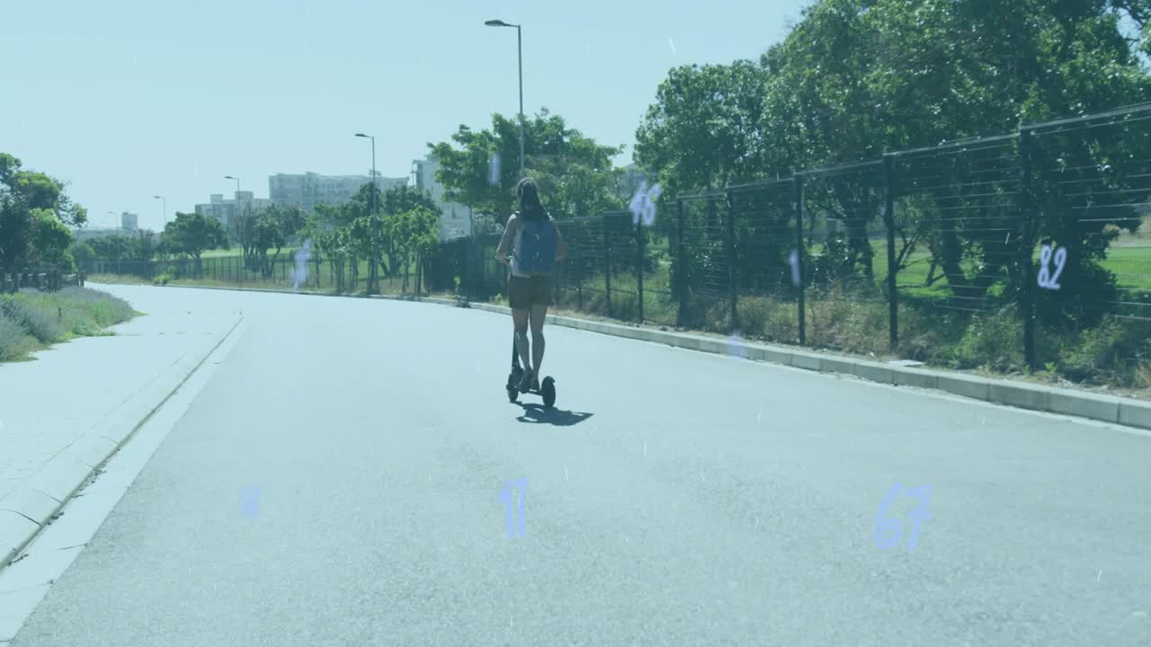 Donna che inizia un giro su un monopattino elettrico lungo una strada curva, passando accanto a lampioni, guidando per svago.