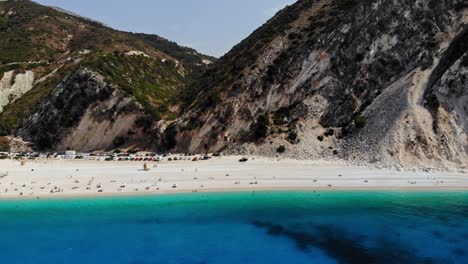 Acantilado-Escarpado-Y-Bosques-Exuberantes-En-La-Costa-De-La-Famosa-Playa-De-Myrtos-En-Kefalonia,-Grecia