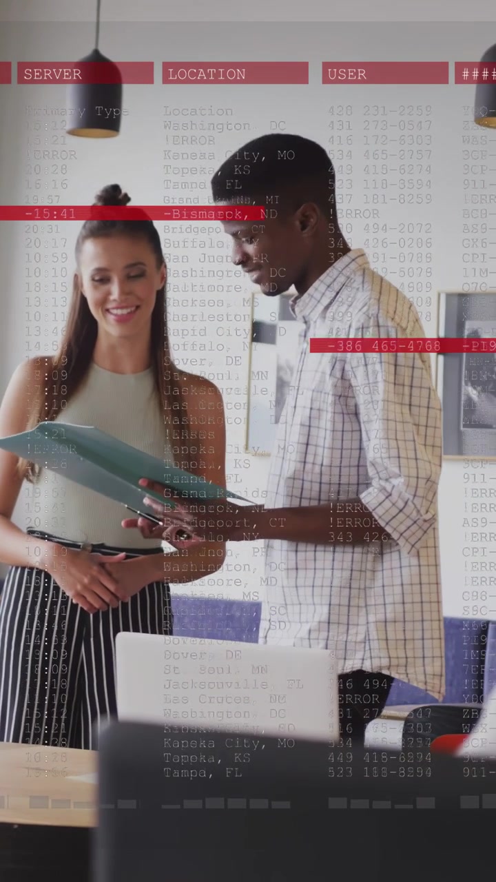 Video verticale: Coppia che apre una cartella color verde acqua, indicando le pagine, con barre di dati che fluttuano, facilitando la revisione del lavoro.