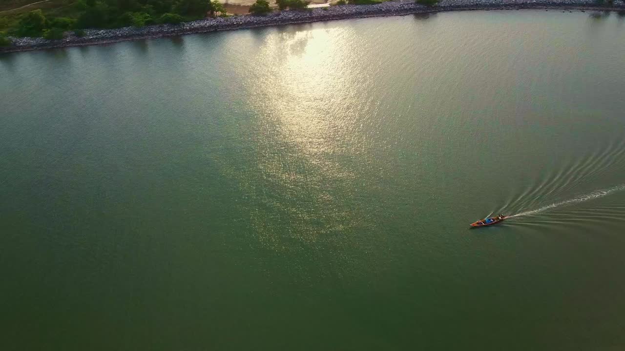 일몰 날 바다에서 어선이 있는 풍경의 공중 전망