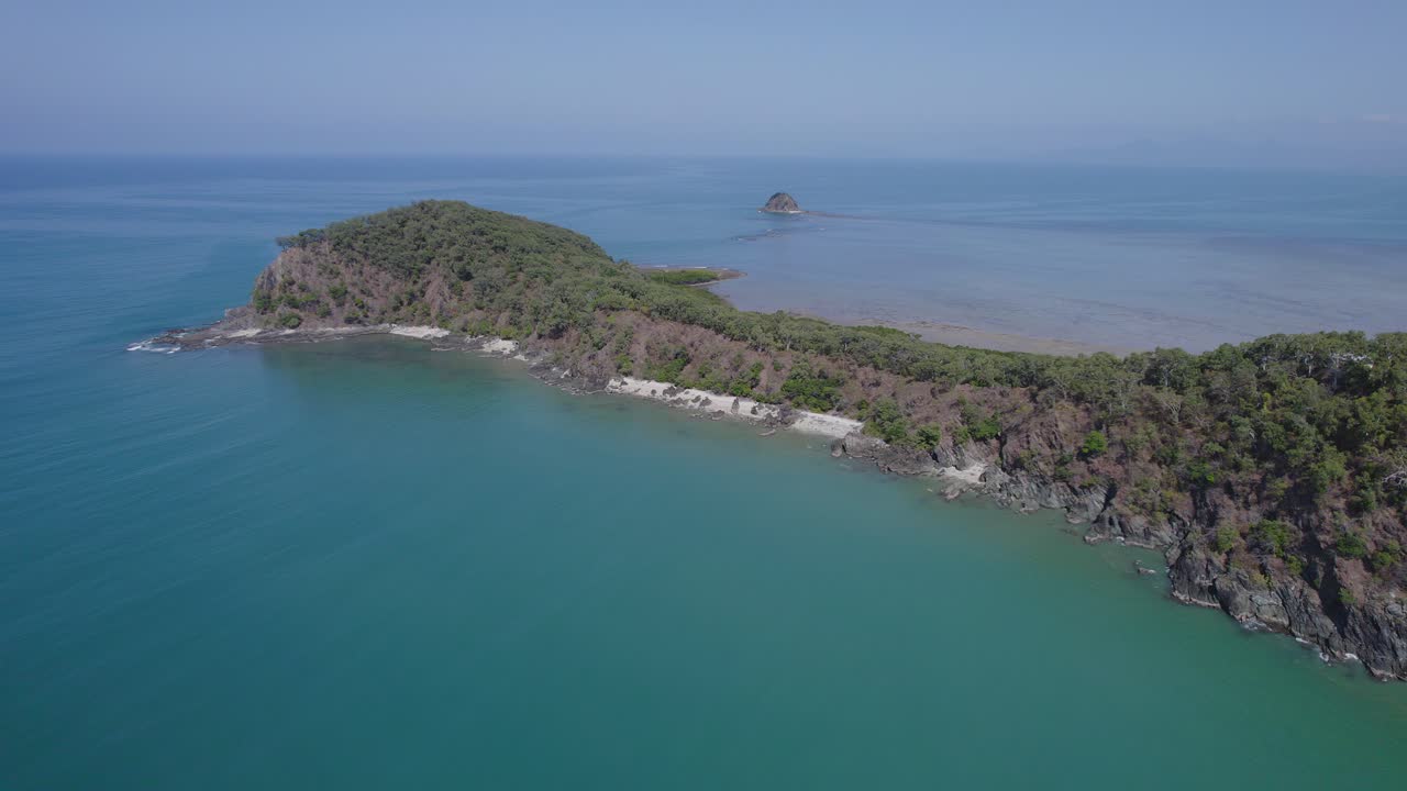 isla doble rodeada de océano turquesa en el lejano norte de queensland, australia - toma aérea de drones