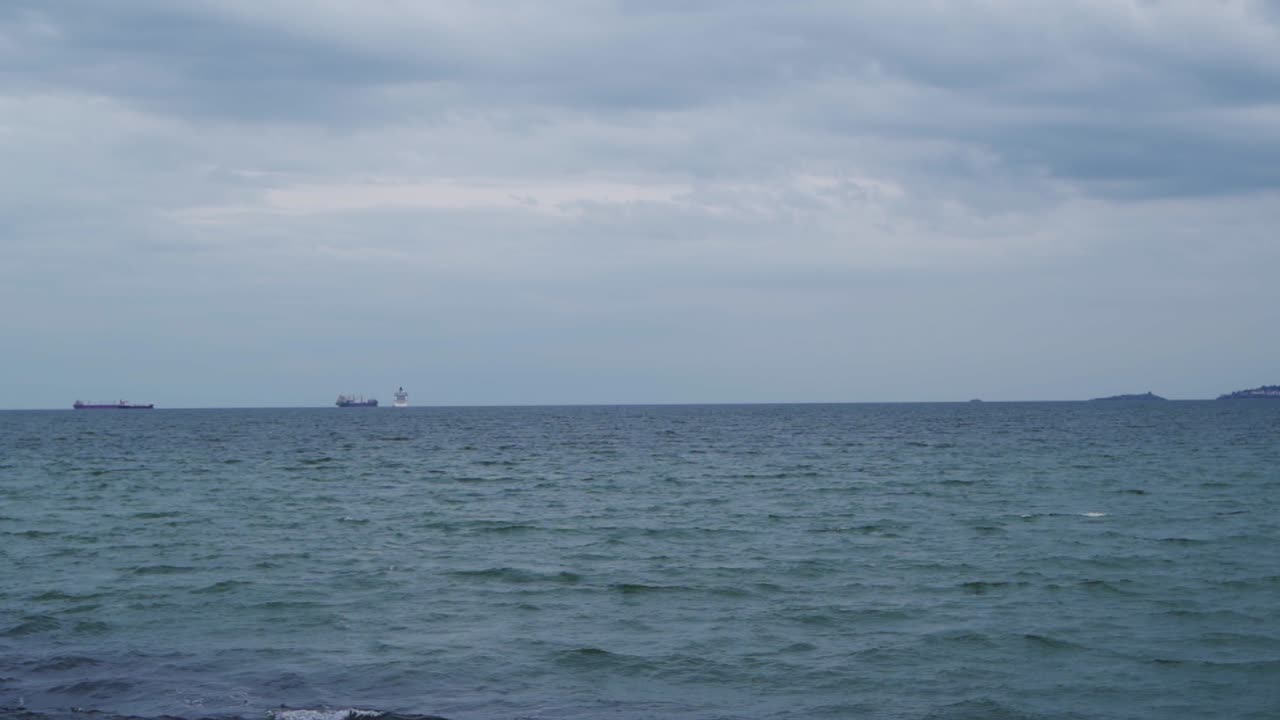 바다 지평선의 거리에 있는 화물선