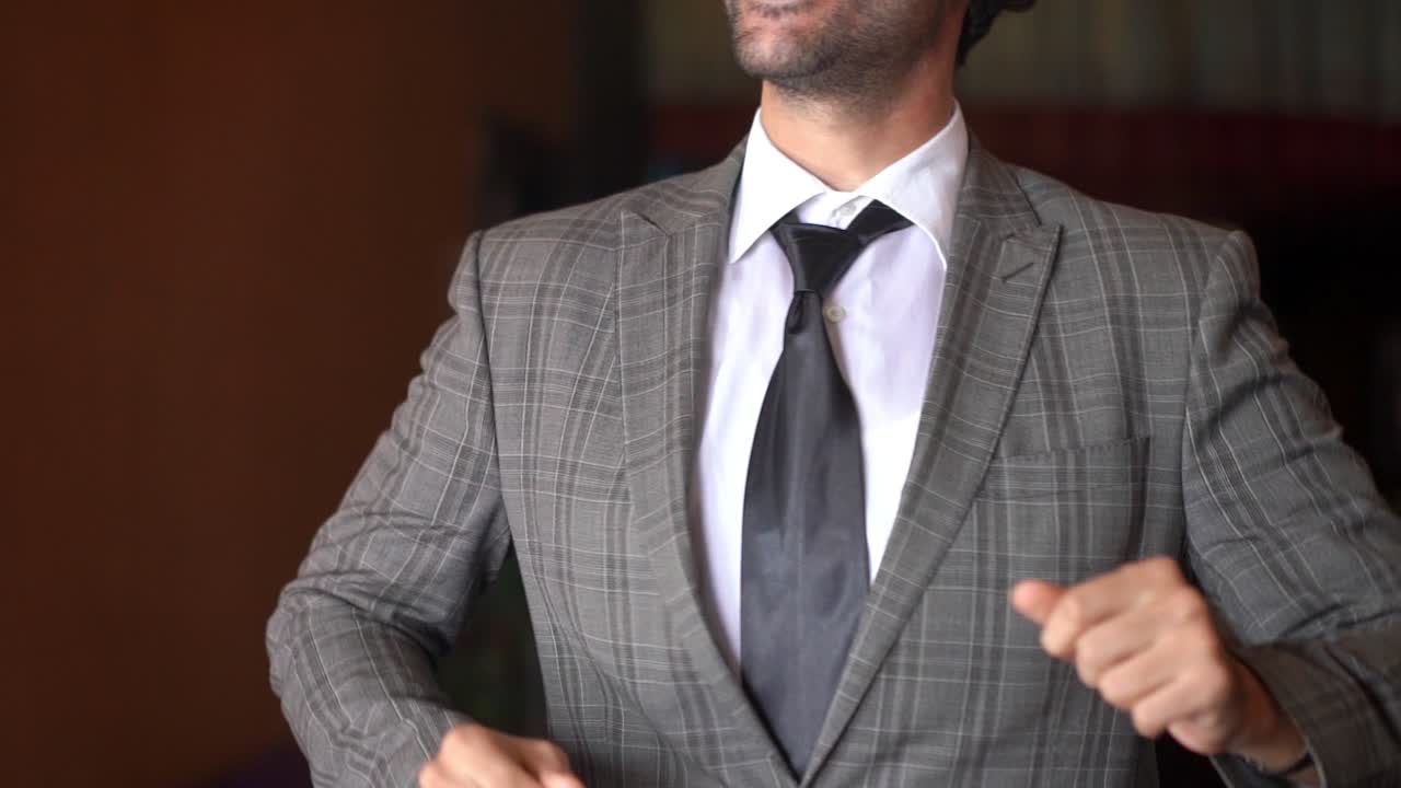 мужчина танцует с радостью и весельем.