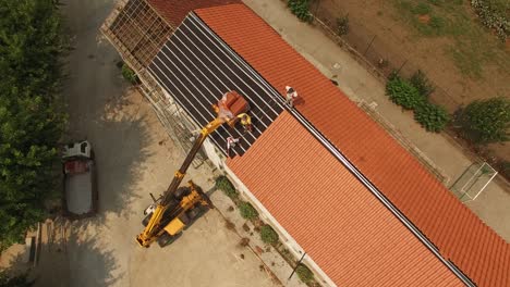 hombre poniendo un nuevo techo en el viejo edificio vista aérea