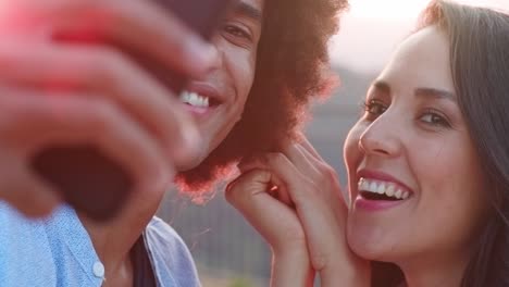 hombre y mujer usando un teléfono inteligente tomando una selfie durante una cena romántica al aire libre al atardecer. amigos viaje italiano en umbria.4k cámara lenta