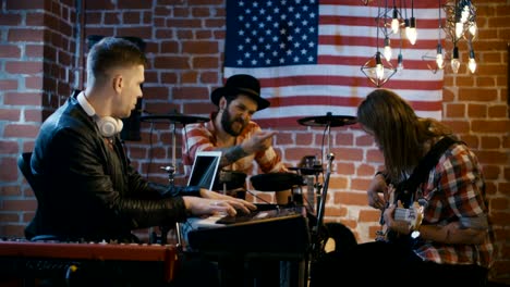 hombres creativos componiendo música en equipo