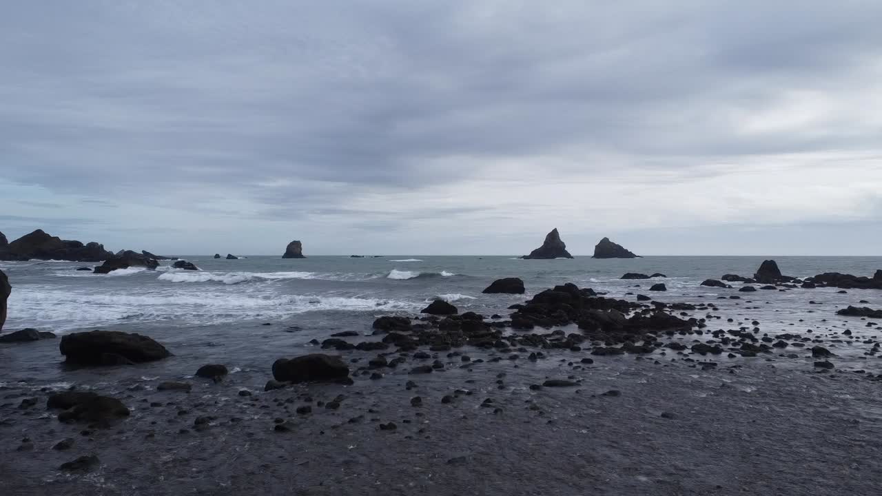 해변 과 연결 된 폭포 의 공중 전망