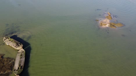 Islands-and-birds-flocking-on-a-sunny-day-along-the-River-Medway