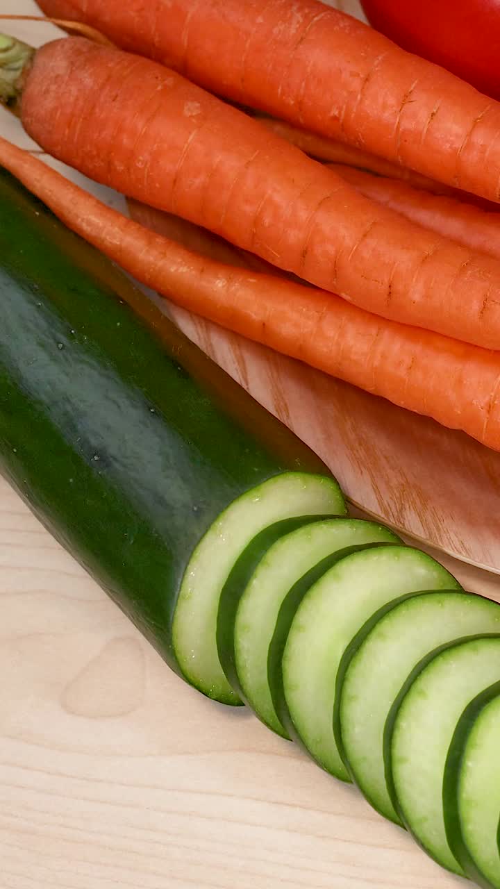 Un vivace assortimento di verdure fresche disposte artisticamente, che mettono in risalto una varietà di colori e consistenze sotto una luce brillante.