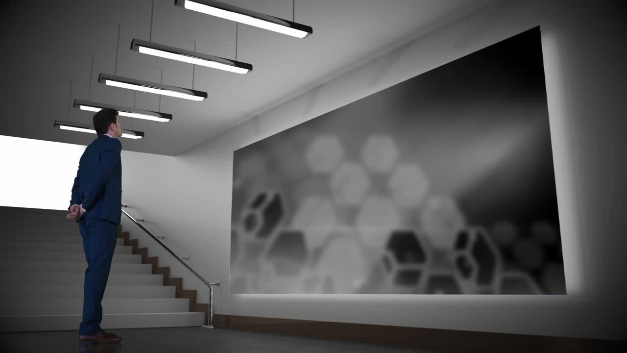 mann starrt auf einen bildschirm im flur