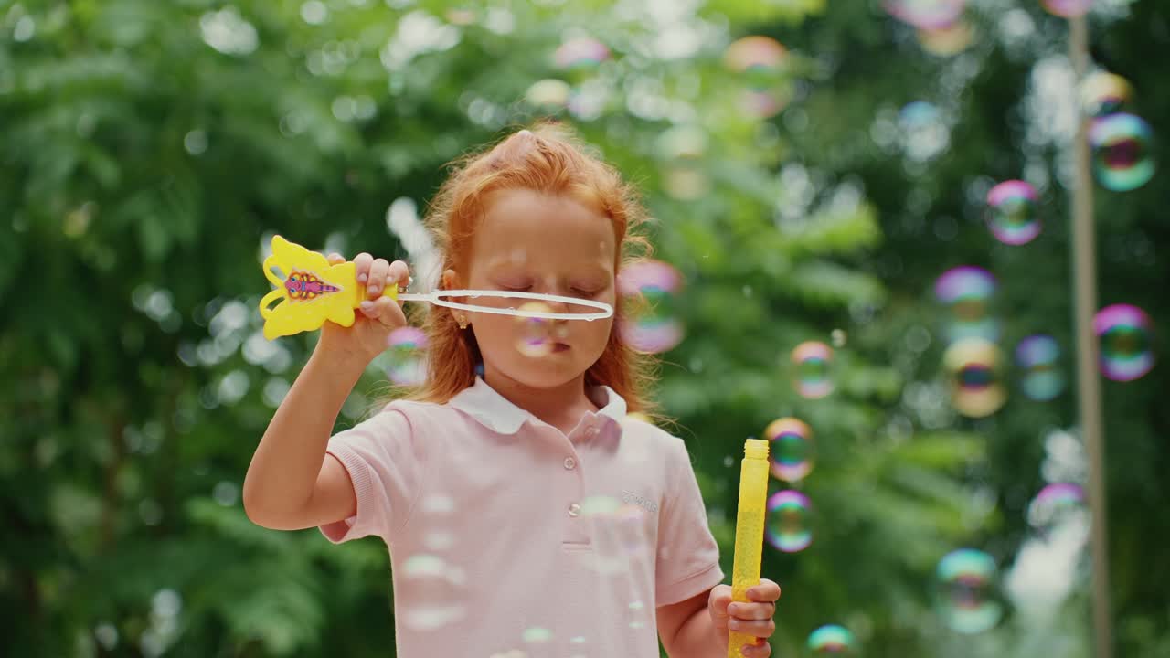chica soplando burbujas en un parque