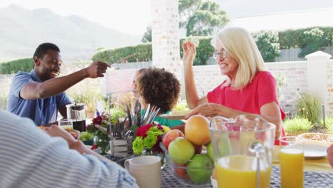 video de familias diversas pasando tiempo juntas y cenando afuera