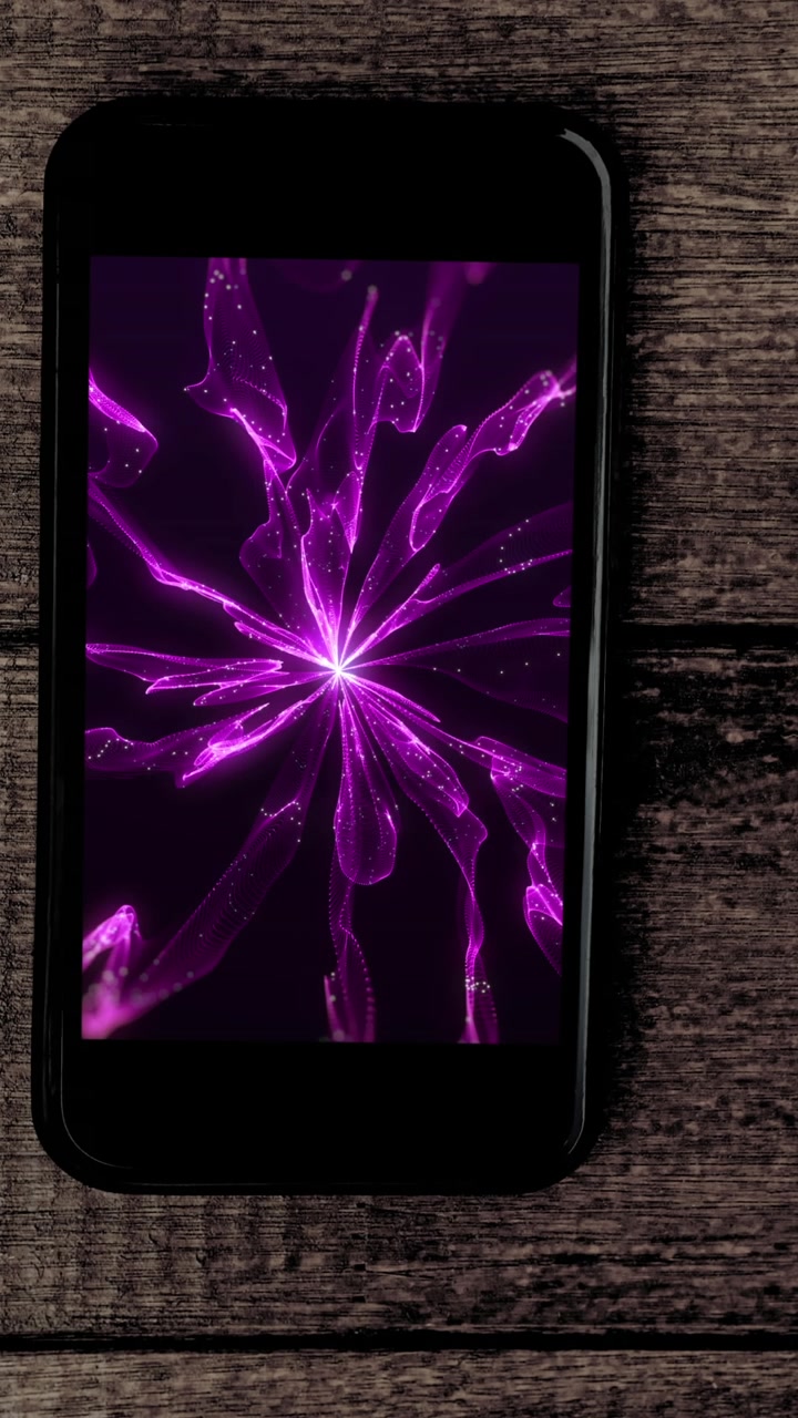 Animación de smartphone con estelas de luz moradas en pantalla y gafas de sol sobre un escritorio