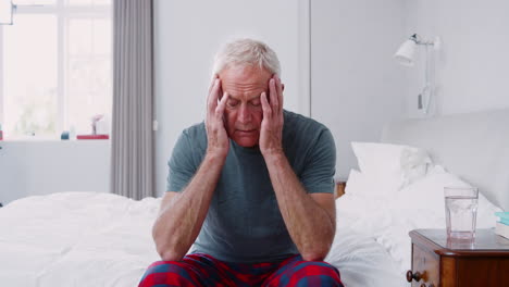 Älterer-Mann-Sitzt-Zu-Hause-Im-Bett-Und-Leidet-An-Depressionen